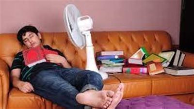 قد يؤدي إلى اضطرابات المعدة.. تعرف على أضرار النوم أمام المروحة