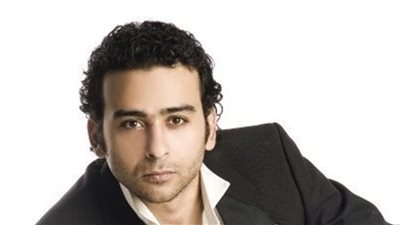 أحمد عزمي: أمي ماتت بسببي وما زعلتش من بُعد أصحابي عني 