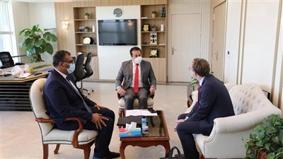 وزير التعليم العالي يبحث مع وفد شركة ألمانية تطوير التحول الصناعي ودمج مناهج البرمجة (صور)
