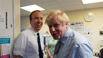 رئيس الوزراء البريطاني يقبل اعتذار وزير الصحة بعد تقبيل مساعدته أثناء حظر كورونا