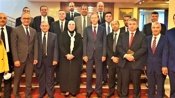 وزيرة الصناعة مع