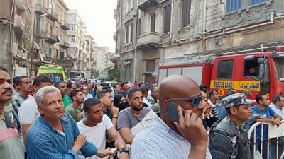 نقل متضرري العقار المنهار بالإسكندرية لمدرسة.. والأهالي يطالبون بتوفير سكن بديل