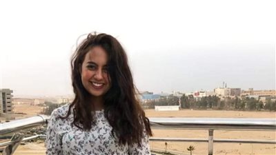 فتاة الفستان تؤدي امتحان اللغة الإنجليزية بـ 