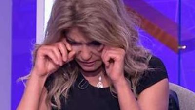 علا غانم تبكي على الهواء وتطلب إيقاف التصوير