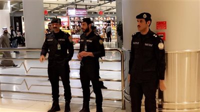أمن الكويت ينتشر أمام المولات والمطاعم لمنع دخول غير المطعمين (فيديو)