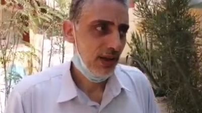 مواطن يزور قبر ابنه بعد مقتله على يد بلطجية بالدقهلية: 