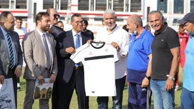 الزمالك يهدي الوفد الفلسطيني درع النادي (صور)