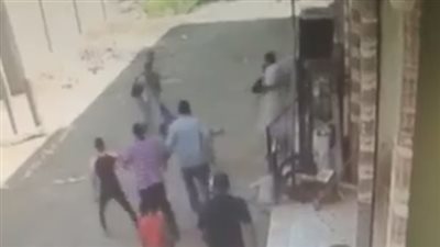 سحل وتعرية سيدة من قِبل شخصين في شوارع الدقهلية.. والأمن: جار البحث عن المتهمين (فيديو)