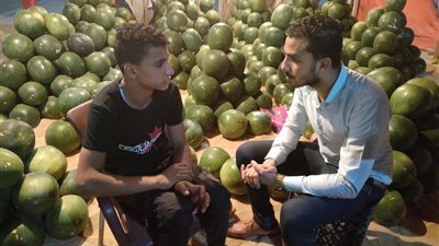 منعوه من بيع البطيخ.. فكهاني ينهي حياة شاب دافع عن والده في حلوان (فيديو)