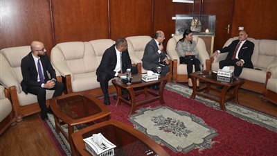 رئيس جامعة الأقصر يبحث التعاون مع وفد بنك الإمارات دبي الوطني