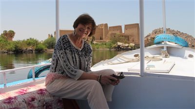 الفرنسية ماشا ميريل تختتم زيارتها إلى مصر بجولة في معبد فيلة