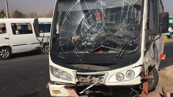 تصادم أتوبيس بسيارة