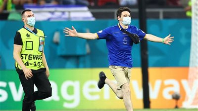 مشجع يقتحم مباراة فرنسا وسويسرا في يورو 2020 (صور)