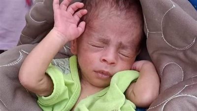 بلبن فاسد.. العثور على رضيعة مُلقاة أمام الشرقية للدخان بالجيزة (صور)