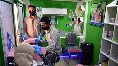 الدفع بمركز خدمة عملاء متنقل للتعاقد على وصلات الصرف الصحي بسوهاج (صور)