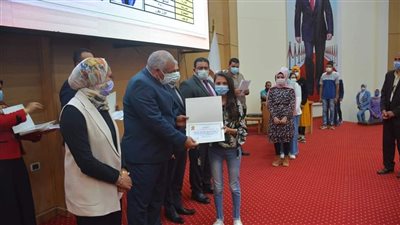 محافظ الوادي الجديد يكرم أوائل الشهادة الإعدادية بمركزي الخارجة وباريس (صور)