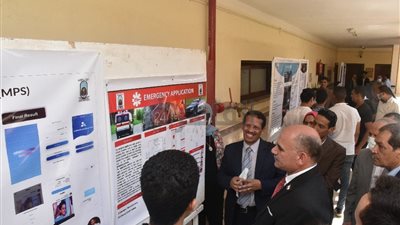 رئيس جامعة الأقصر يفتتح مشروعات تخرج طلبة كلية الحاسبات والمعلومات (صور)