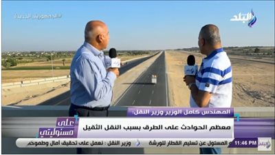 سائق مخالف يمر أمام وزير النقل خلال إجراء حوار مع أحمد موسي (فيديو)