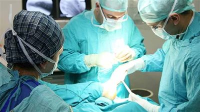 نجاح عملية دقيقة لشاب إثر إصابته بطلق ناري بالدقهلية (صور)