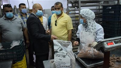 ضبط وإعدام 21.5 طن أغذية فاسدة في حملة بالعاشر من رمضان (صور)