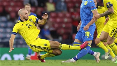 يورو2020.. إصابة مروعة للاعب أوكرانيا تتسبب في طرد نجم السويد (صور)