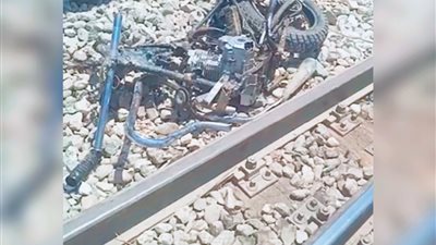 تفحم موتوسيكل صدمه قطار بعد عبوره من منفذ غير شرعي في قنا (فيديو)