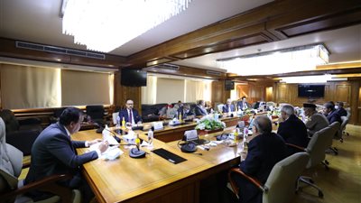 وزير التعليم العالي يدرس إمكانية افتتاح فروع جديدة للجامعة المصرية للتعلم الإلكتروني بالخارج 