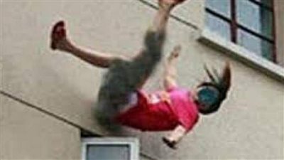 فتاة تلقي بنفسها من الدور الثالث بالغردقة