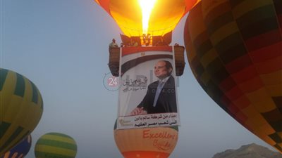 البالون الطائر يحلق في سماء الأقصر بأعلام مصر احتفالا بثورة يونيو (فيديو)