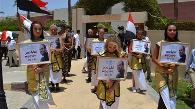 سائحون بالزي العسكري يرفعون صور الرئيس السيسي احتفالا بثورة 30 يونيو (صور)