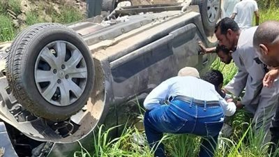 طفل يقود سيارة والده وينقلب بها على الطريق الزراعي بأسوان