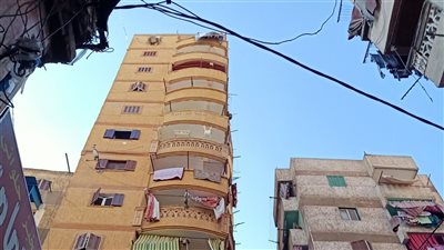 عقار مائل في الإسكندرية.. 22 أسرة مهددة بالموت وتطالب بتوفير سكن بديل (صور)