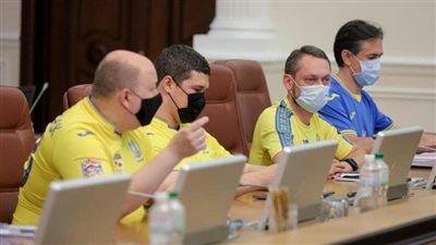 وزراء أوكرانيا يحتفلون بالتأهل الأوروبي بقمصان المنتخب (صور)