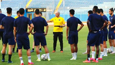 تاكيس جونياس يقود أول تدريباته مع بيراميدز (صور)