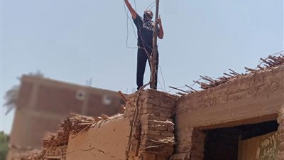 إزالة وصلات كهربائية مخالفة لعدد 20 كولديرًا بالبياضية في الأقصر (صور) 