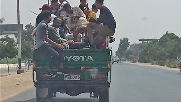 مواطنون يستقلون سيارة