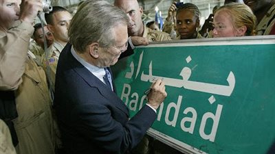 مهندس غزو العراق ومؤسس أكبر سجون العالم.. من هو دونالد رامسفيلد؟