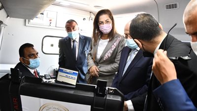 سيارات المراكز التكنولوجية لخدمة المواطنين تشارك في اصطفاف 