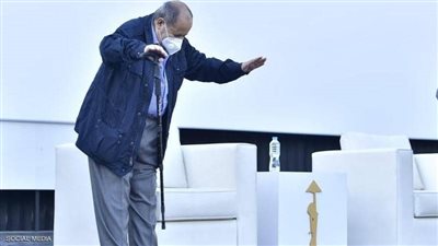 فراج انهار باكيًا ونجله لم تدمع له عين.. مشاهد بارزة من جنازة الراحل وحيد حامد