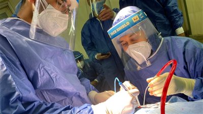 مستشفى سوهاج الجامعي ينقذ حياة مسن مصاب بكورونا يعاني من نزيف بالمخ