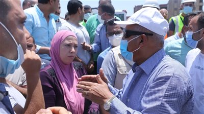 وزير النقل يلتقي عددًا من المواطنين أعلى دائري شبرا الخيمة 