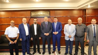 وزير القوى العاملة يعرض 