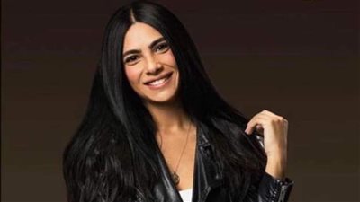امضي يا شابة.. تامر حسني يمازح هدى المفتي لحظة تعاقدها على فيلم بحبك