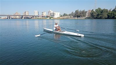 بطل مصر في التجديف حاتم قنديل ييدأ رحلته النيلية من أسوان لدمياط