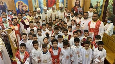 في عيد القديس الأنبا موسى.. رسامة شمامسة بكنيسته بمدينة الأمل 