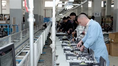 طالب بإحدى الجامعات الخاصة يكشف استغلال المصانع للعمالة.. مأساة الـ 12 ساعة (معايشة)