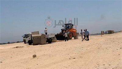 بعد فضيحة الصور المتداولة.. أجانب يزعمون واقعة كسر تابوت أثري بمنطقة بني سويف (فيديو)