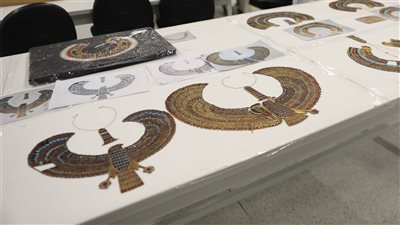 على هيئة صرح معبد.. ماذا فعل مرممو الآثار في قلادات توت عنخ آمون قبل عرضها؟ (خاص)