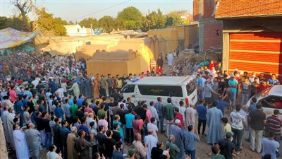 مئات الأهالي بالمنوفية يشيعون جثامين 3 شباب توفوا في حادث تصادم (فيديو)