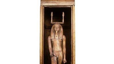 المتحف المصري بالتحرير يعرض تمثال الكا للملك آو إيب رع حور